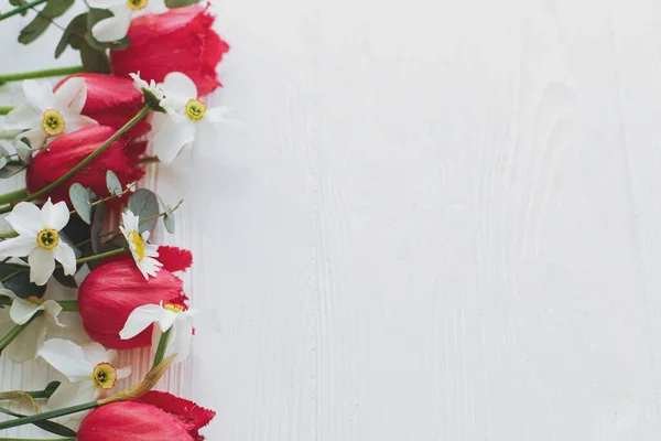 美しい赤いチューリップ ユーカリの花の国境素朴な白い木製の背景にあります 幸せな母の日 幸せな女性の日 花の挨拶カードテンプレート テキストのためのスペース — ストック写真