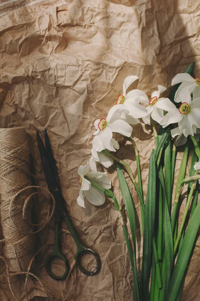Krásné Bílé Narcisy Nůžky Provázek Slunečném Světle Pozadí Rustikálně Hnědého — Stock fotografie