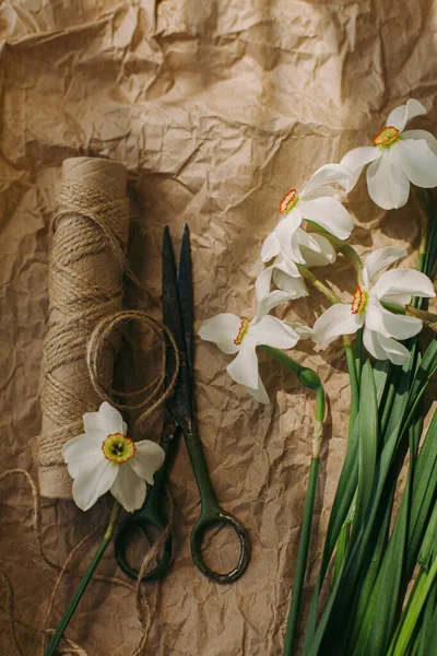 Mooie Witte Narcissen Schaar Bindgaren Zonnig Licht Rustieke Bruine Papieren — Stockfoto