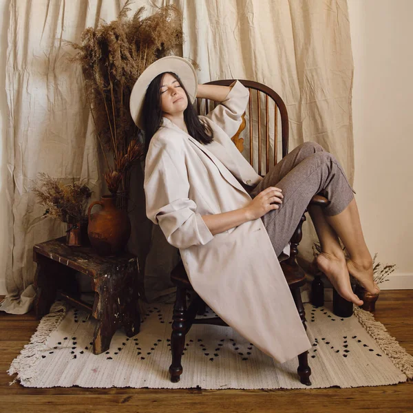 Schöne Stilvolle Frau Anzug Sitzt Auf Retro Holzstuhl Auf Hintergrund — Stockfoto