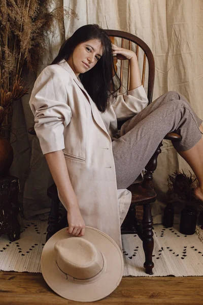Stilvolle Modische Frau Beigem Anzug Und Hut Posiert Auf Einem — Stockfoto