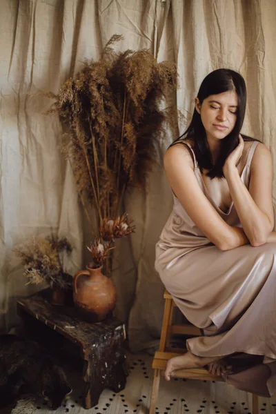 Stilvolle Modische Frau Seidenkleid Sinnlich Posiert Boheme Stil Zimmer Mit — Stockfoto