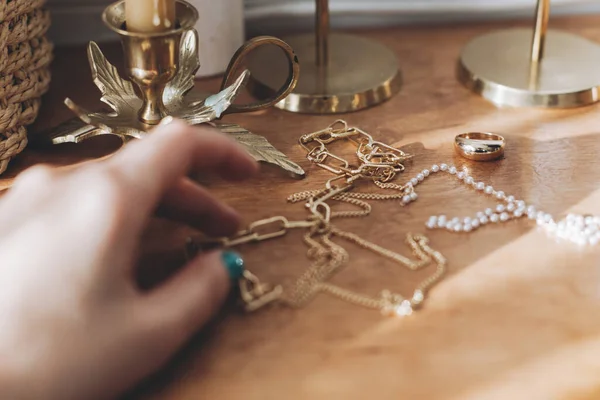 Moderne Gold Und Perlenaccessoires Und Verschwommene Weibliche Hand Auf Dem — Stockfoto