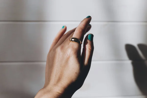 Anillo Oro Moderno Mano Femenina Con Manicura Verde Luz Soleada — Foto de Stock