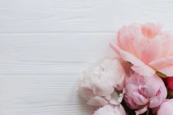 Vackra Anbud Pion Blommor Gräns Vitt Trä Med Kopieringsutrymme Glad — Stockfoto