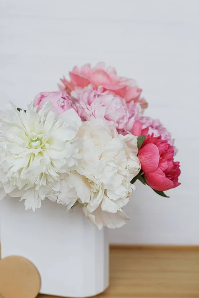 Hermoso Ramo Peonías Florero Moderno Elegante Sobre Fondo Madera Blanca — Foto de Stock