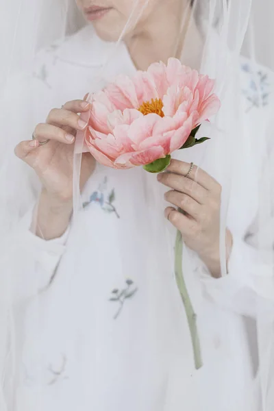 Sensuele Mooie Vrouw Achter Zachte Sluier Met Roze Pioen Handen — Stockfoto