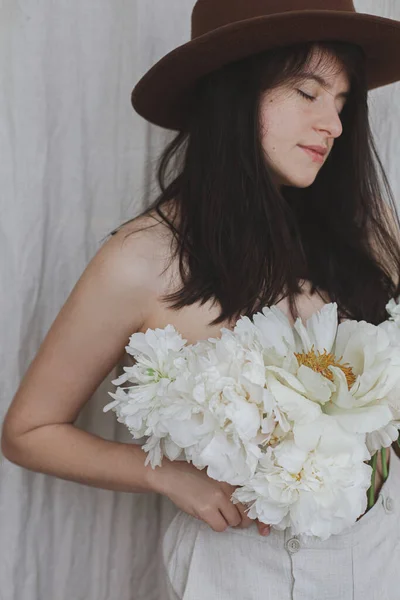 Mujer Con Estilo Sombrero Posando Con Flores Peonía Blanca Cuerpo — Foto de Stock