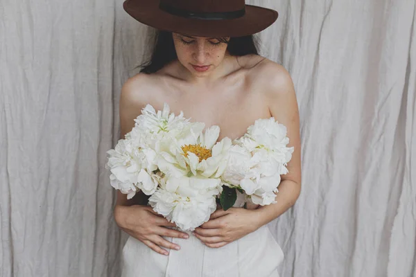 Elegante Mujer Sensual Con Flores Peonía Blanca Cuerpo Hermosa Joven —  Fotos de Stock