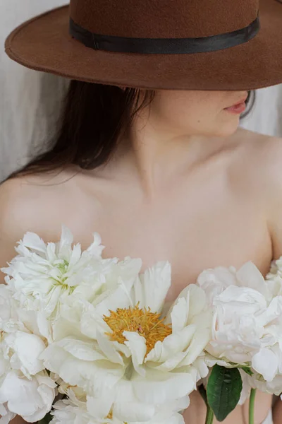 Retrato Mujer Elegante Sombrero Posando Con Flores Peonía Blanca Cuerpo — Foto de Stock
