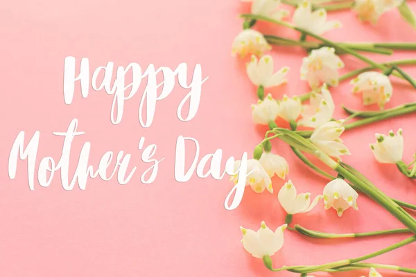 幸せな母親の日 ピンクの紙に幸せな母の日のテキストと春の花の境界線 スタイリッシュな花のグリーティングカード ピンクの白い春の雪片に手書きのレタリング 母の日 — ストック写真