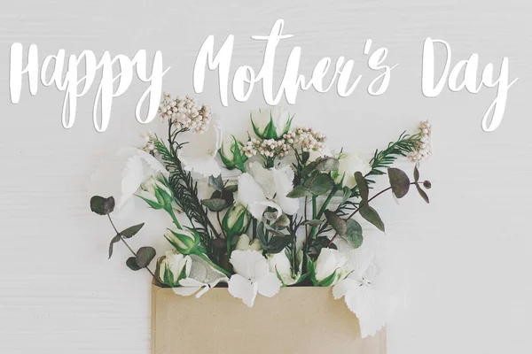 Щасливий День Матері Щасливий День Матері Текст Бузкові Весняні Квіти — стокове фото