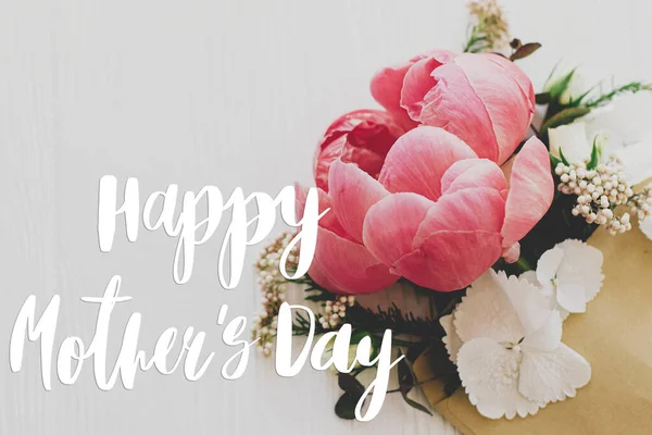 幸せな母親の日 幸せな母の日のテキストと牡丹 ユーカリは白い木の封筒から成長します スタイリッシュな花のグリーティングカード 手書き文字 母の日 — ストック写真