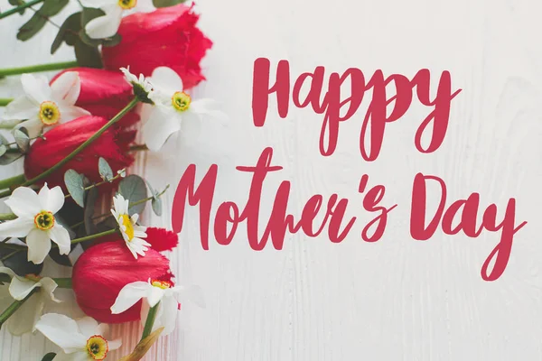 幸せな母親の日 幸せな母の日のテキストと赤いチューリップ 白木のデイジーの花の境界線 スタイリッシュな花のグリーティングカード 手書き文字 母の日 — ストック写真