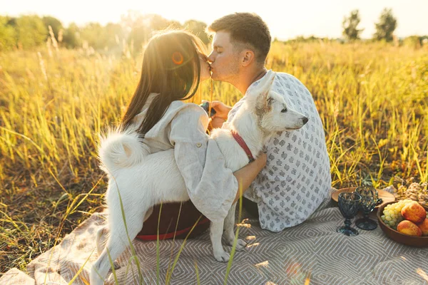 Stijlvol Koppel Zoenen Ontspannen Zonnig Licht Met Witte Hond Deken — Stockfoto