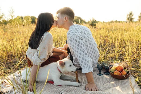 Stilvolles Pärchen Küsst Sich Entspannt Sonnigen Licht Mit Weißem Hund — Stockfoto