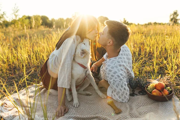Stijlvol Koppel Omarmen Zonnig Licht Ontspannen Met Witte Hond Deken — Stockfoto