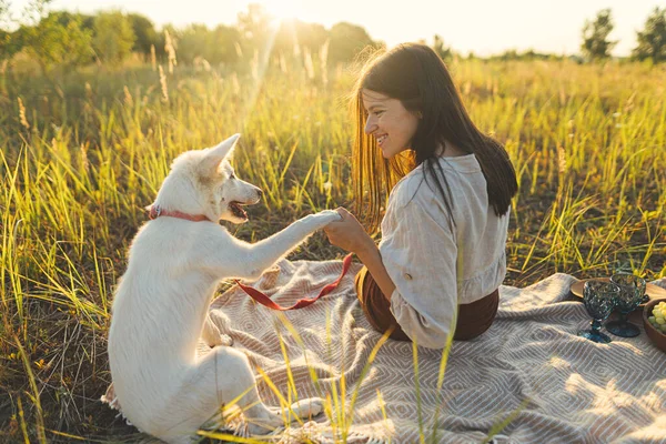Wanita Bergaya Melatih Anjing Putihnya Atas Selimut Bawah Sinar Matahari — Stok Foto