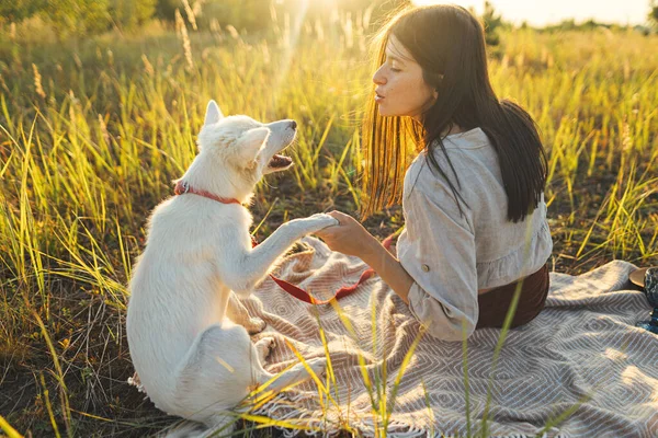 Femme Élégante Jouant Avec Son Chien Sur Couverture Dans Lumière — Photo