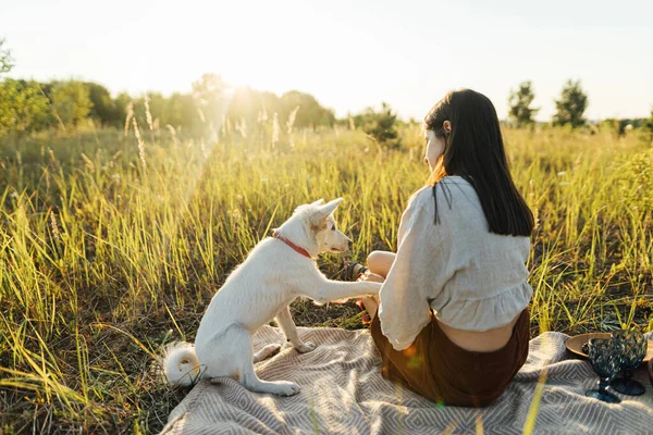 Wanita Boho Muda Yang Santai Dengan Anjing Gembala Yang Sedang — Stok Foto