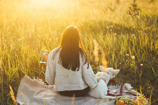 Mujer Con Estilo Relajante Con Copa Vino Perro Blanco Manta — Foto de Stock