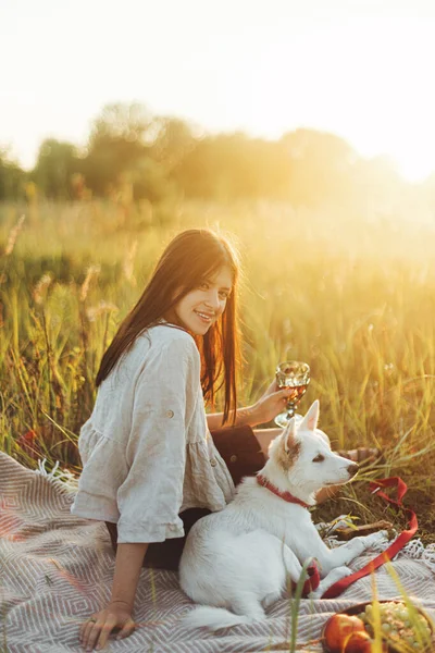 Wanita Bergaya Santai Dengan Segelas Anggur Dan Anjing Putih Atas — Stok Foto