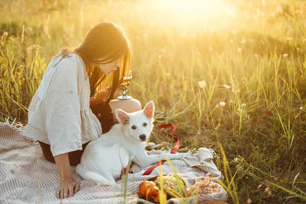 Stijlvolle Vrouw Ontspannen Met Haar Witte Hond Deken Warm Zonnig — Stockfoto