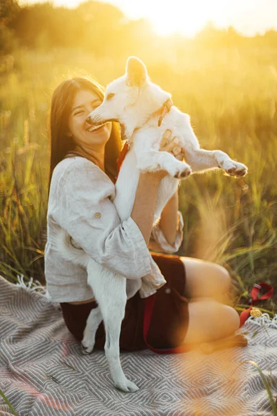 Stijlvolle Vrolijke Vrouw Spelen Met Haar Witte Hond Deken Warm — Stockfoto