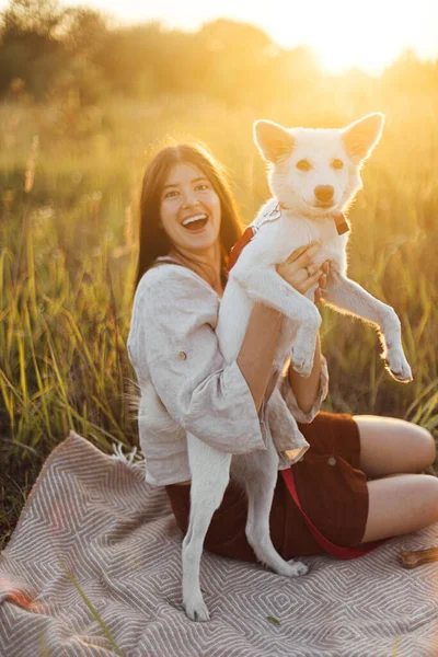 Femme Élégante Jouant Avec Son Chien Blanc Sur Couverture Dans — Photo