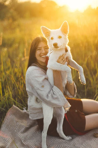 Mulher Feliz Elegante Brincando Com Seu Cão Branco Cobertor Luz — Fotografia de Stock