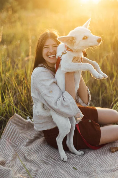 Élégante Femme Heureuse Jouant Avec Son Chien Blanc Sur Couverture — Photo