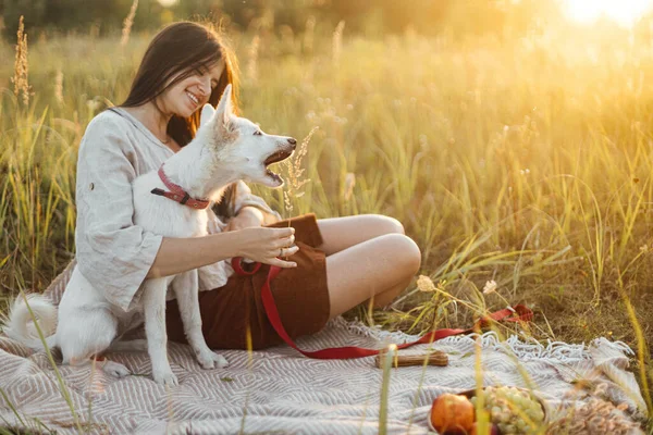 Mulher Feliz Elegante Brincando Com Seu Cão Branco Com Erva — Fotografia de Stock