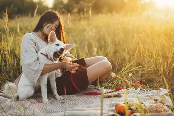 Wanita Bahagia Bergaya Bermain Dengan Anjing Putihnya Dengan Ramuan Atas — Stok Foto