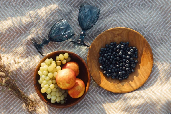 Sommerpicknick Frische Köstliche Früchte Holztellern Und Blaue Weingläser Auf Gelber — Stockfoto