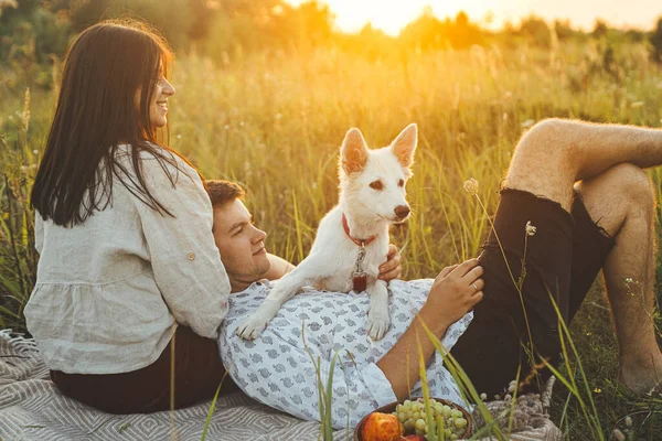 Спокійна Щаслива Пара Відпочиває Пікніку Білим Собакою Штукатурці Під Час — стокове фото