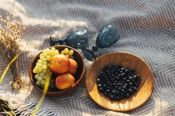 Frische Köstliche Früchte Holzteller Und Blaue Weingläser Auf Gelbem Karo — Stockfoto