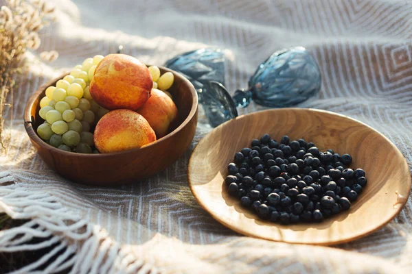 Frische Köstliche Früchte Holzteller Und Blaue Weingläser Auf Gelbem Karo — Stockfoto