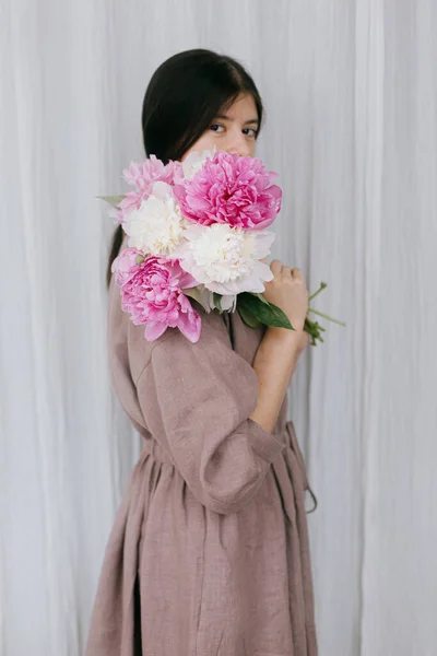 Belle Femme Élégante Robe Lin Tenant Bouquet Pivoine Sur Fond — Photo