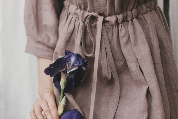 Стильна Жінка Лляній Сукні Тримає Фіолетову Квітку Ірису Сонячному Світлі — стокове фото