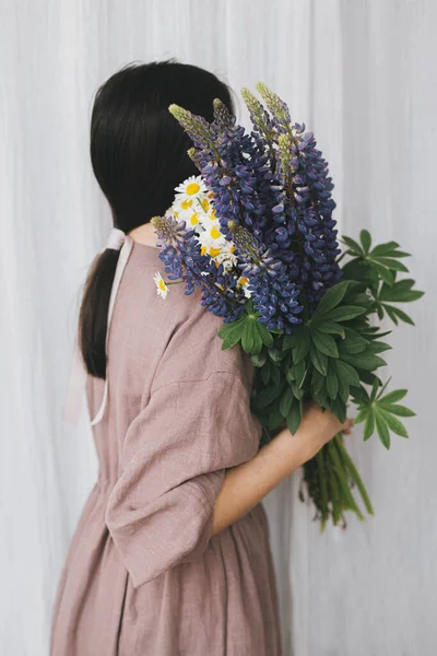 Stilvolle Frau Leinenkleid Mit Lupinenstrauß Auf Pastellfarbenem Hintergrund Einfach Langsam — Stockfoto