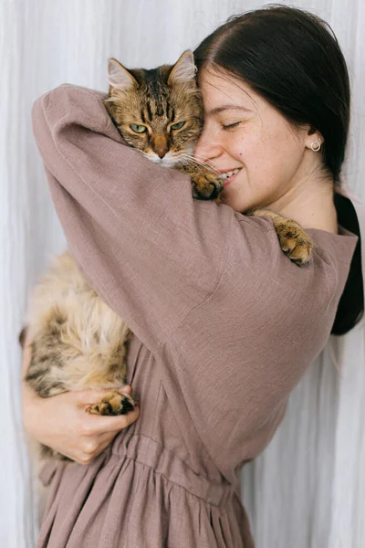 Elegante Mujer Feliz Vestido Lino Abrazando Gato Lindo Fondo Tela — Foto de Stock