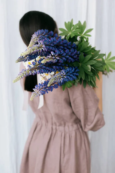 Mujer Con Estilo Vestido Lino Que Sostiene Ramo Altramuz Fondo — Foto de Stock