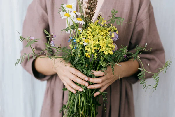 Elegante Mujer Vestido Lino Que Sostiene Ramo Flores Silvestres Fondo — Foto de Stock