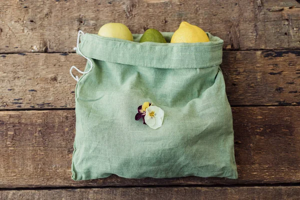 Manzanas Frescas Aguacate Limones Bolsa Algodón Ecológico Sobre Mesa Madera —  Fotos de Stock