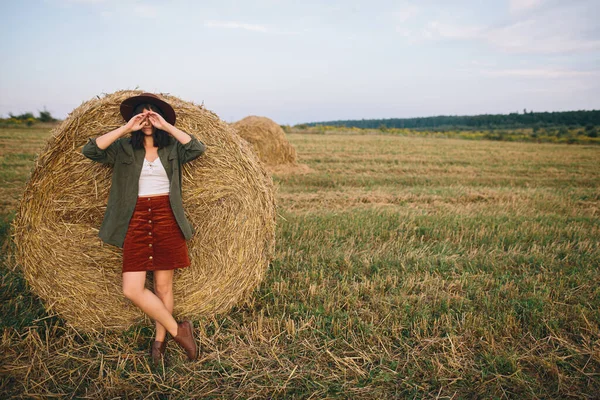 Elegante Donna Cappello Piedi Balla Fieno Sera Estate Campo Momento — Foto Stock