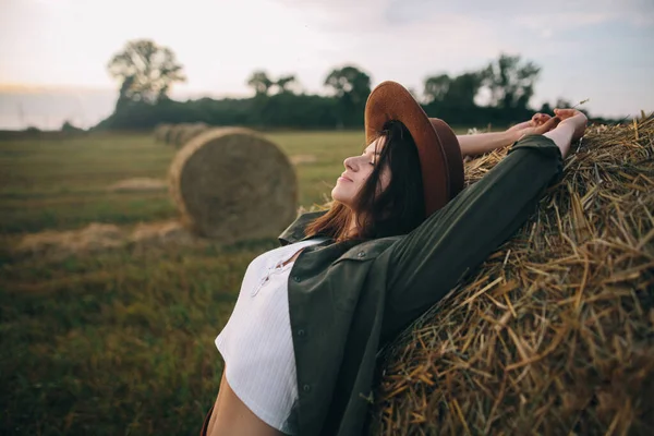 Beautiful Stylish Woman Hat Relaxing Haystack Summer Evening Field Portrait — Stock Photo, Image