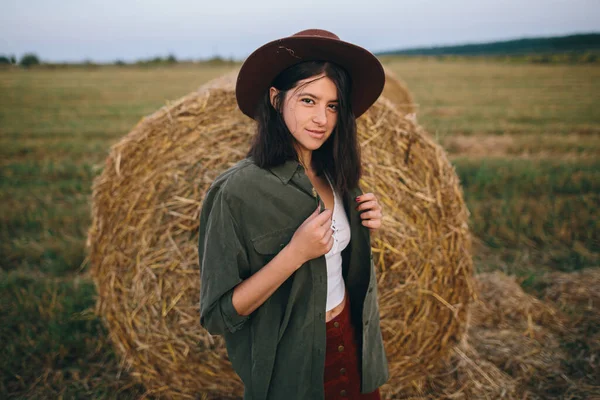 Schöne Stilvolle Frau Mit Hut Steht Heuballen Sommerabend Feld Porträt — Stockfoto