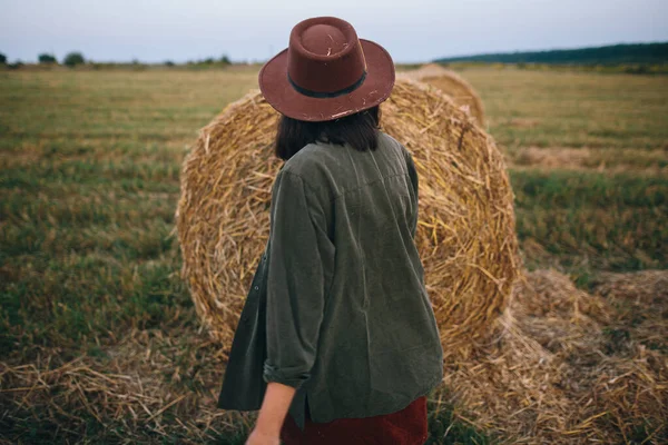 Beautiful Stylish Woman Hat Walking Hay Bales Summer Evening Field — Stock Photo, Image