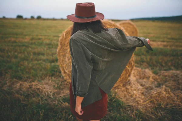 Beautiful Stylish Woman Hat Dancing Hay Bales Summer Evening Field — Stock Photo, Image