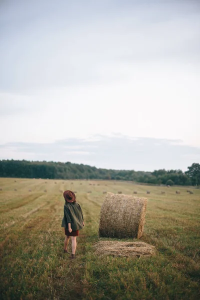 Krásná Stylová Žena Klobouku Kráčející Balíky Sena Letním Večerním Poli — Stock fotografie